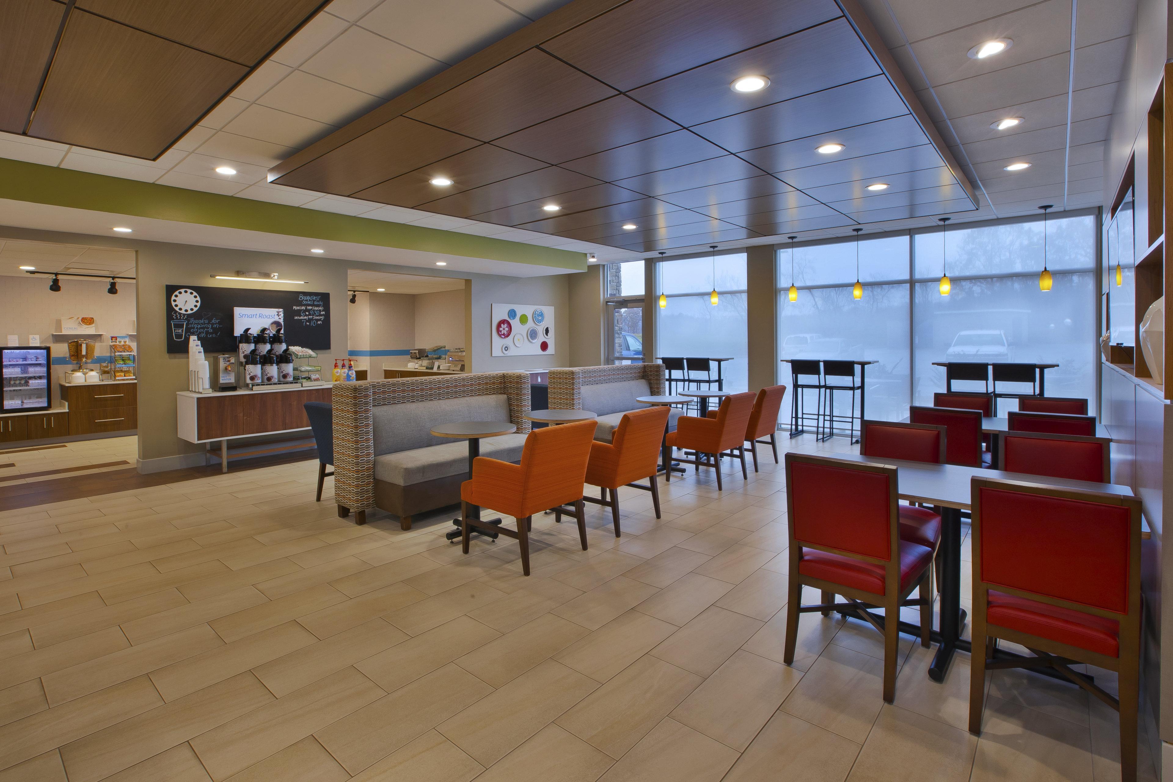 Holiday Inn Express & Suites - Parkersburg East By Ihg Exterior photo